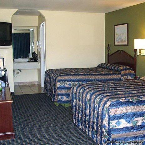 Oxford Inn And Suites Nasa Webster Room photo