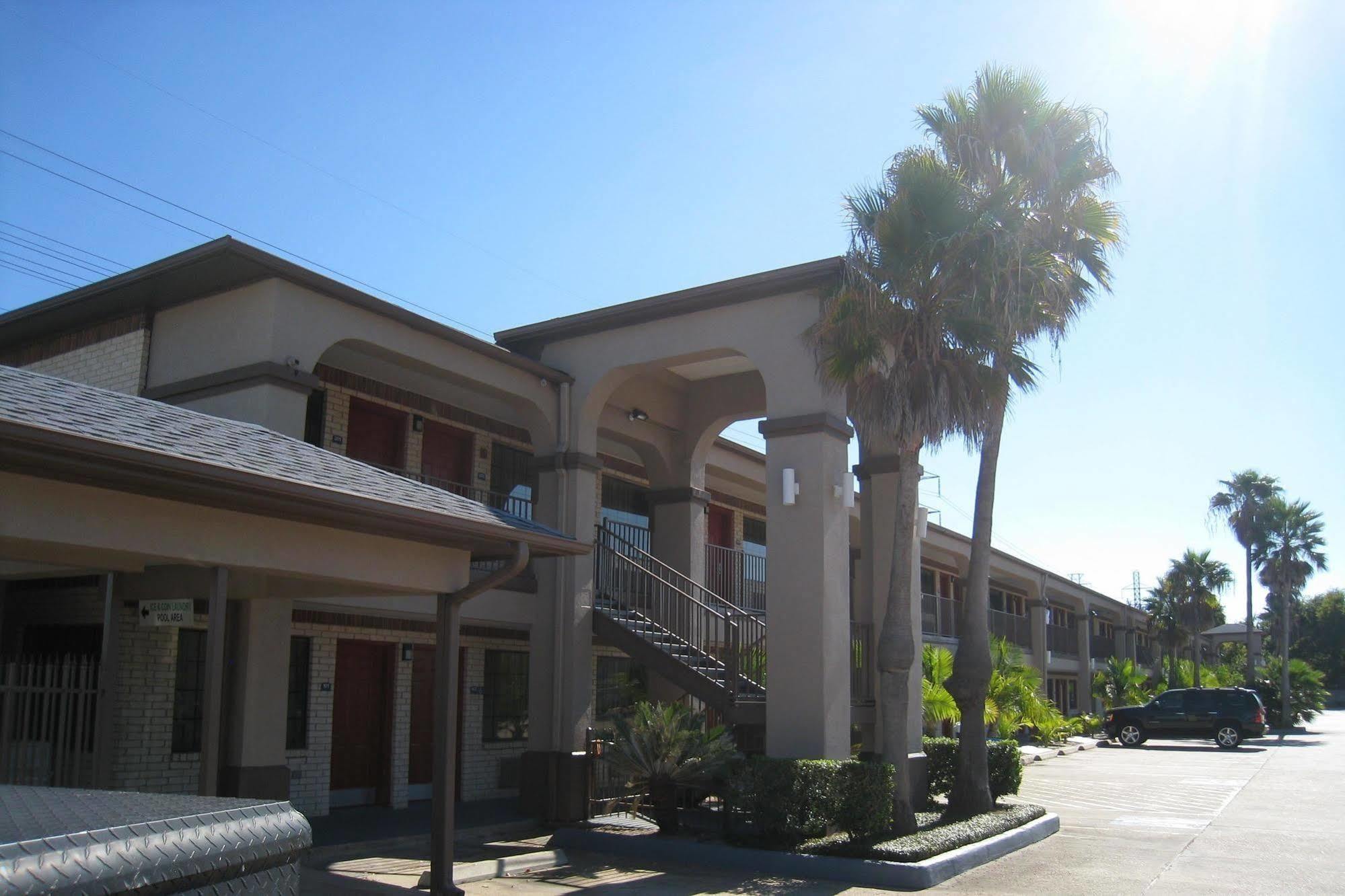 Oxford Inn And Suites Nasa Webster Exterior photo